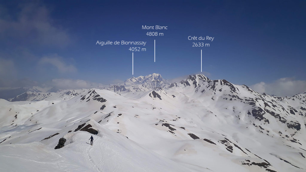 Samuel dans la descente, face au Mont Blanc