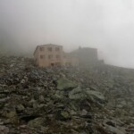 L'arrivée au refuge dans les nuages