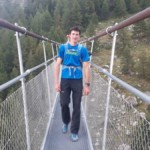 Julien prend tout son temps pour traverser, la tête toujours "là-haut" !