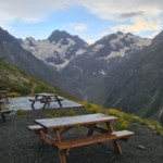La terrasse du refuge de Temple-Ecrins dont nous profiterons pas ce soir là. Au fond : Les Bans (3669 m) à gauche et la Pointe Richardson (3312 m) à droite Pic Coolidge 2022